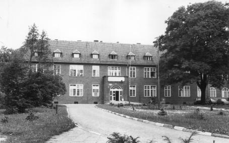 Widok budynku szpitala od ulicy Żwirki i Wigury - około 1980 roku.